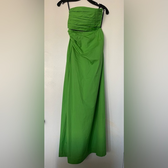 SWF Asymmetrical Cut Out Maxi Dress
in Verde Color:Verde brand new with tag - Picture 2 of 8